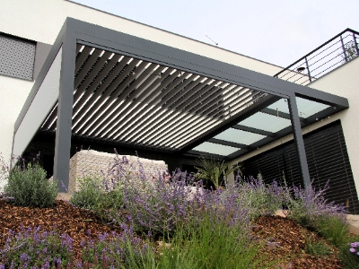 Bioklimatická pergola s prosvětlovacím pásem - Bioklimatické pergoly